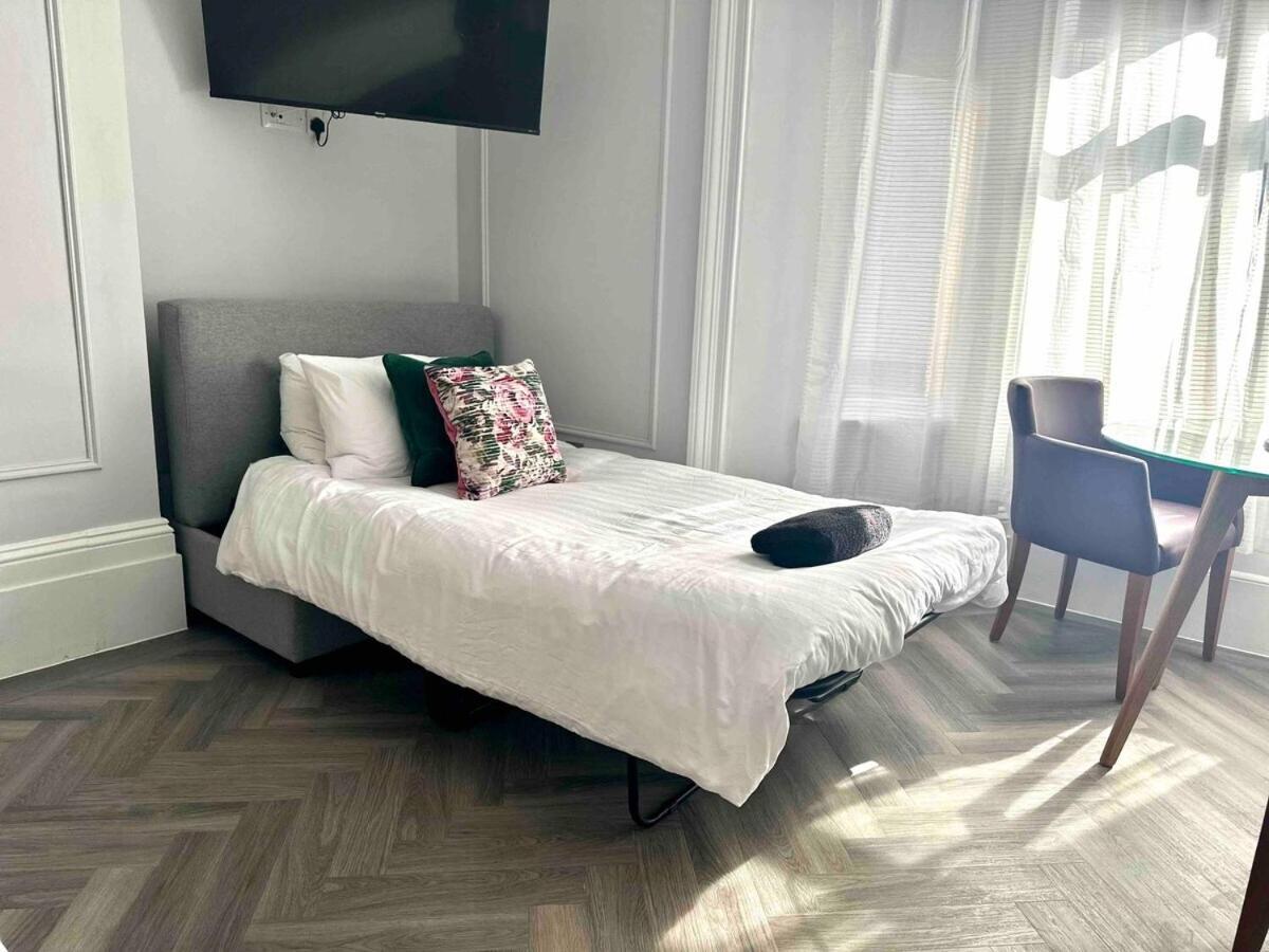 Eden House - Beach Apartments & Suites Saint Helier Room photo